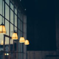编辑在窗边阅读个人信息保护相关资料，桌上放着标注了重点条目的笔记本